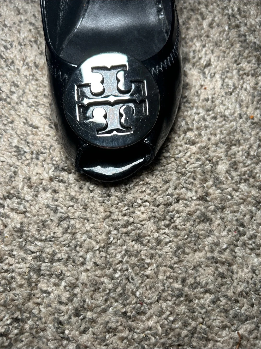 Tory Burch Julianne wedge heels in black patent leather and silver logo emblem